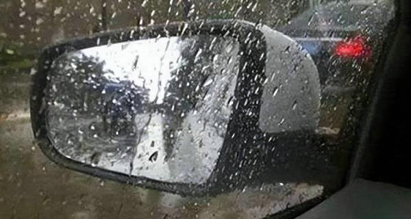 汽车后视镜下雨有水看不清怎么办