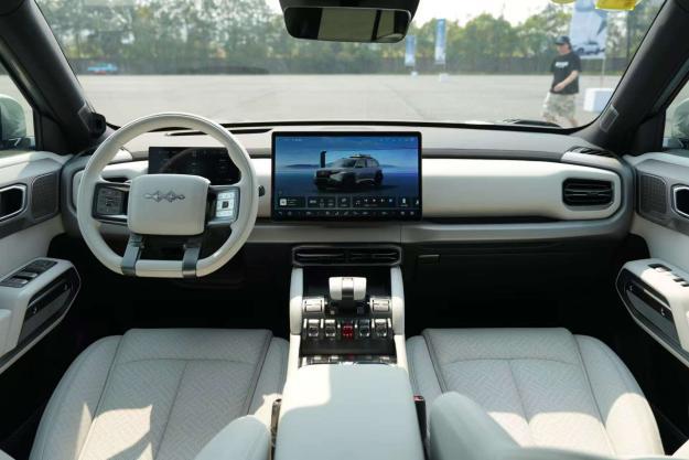 搭智能四驱/灵鸢无人机 方程豹钛3预售13.98万元起8