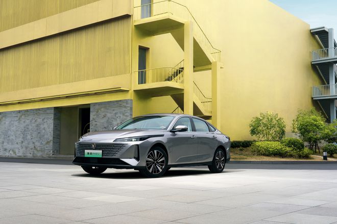 一箱油1360km 长安第三代逸动PHEV补贴后5.69万起4