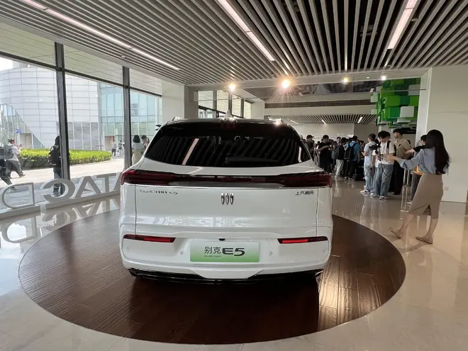 搭奥特能2.0平台 新别克纯电E5一口价14.99万起6