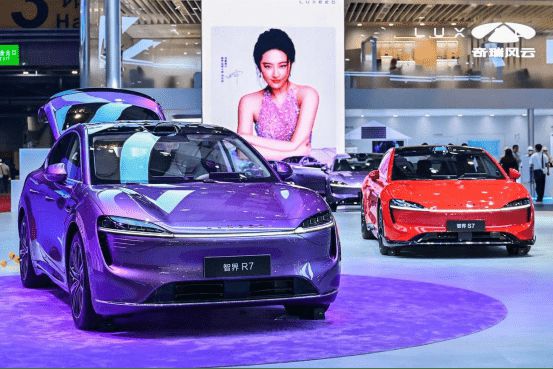 问界M8/享界S9增程版领衔 鸿蒙智行全系车型亮相上海车展6