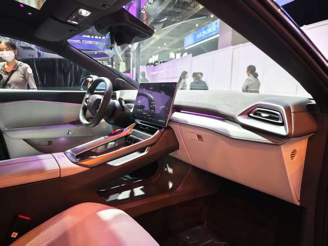 增加AI大模型/座椅升级 新款极狐阿尔法S5售11.98万起6