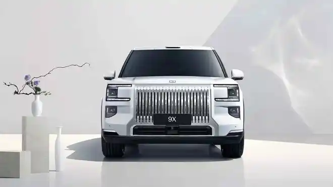 高级感拉满 极氪9X全新配色“极昼白”亮相2