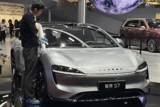 问界M8/享界S9增程版领衔 鸿蒙智行全系车型亮相上海车展8