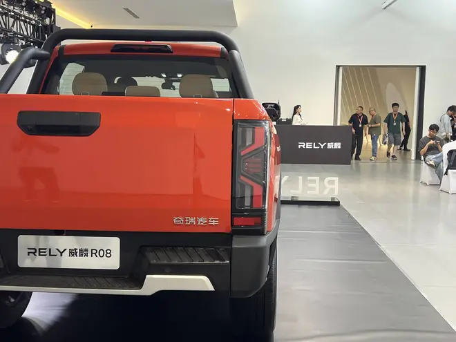 2.3T柴油+8AT动力 智能实用皮卡RELY威麟R08亮相7