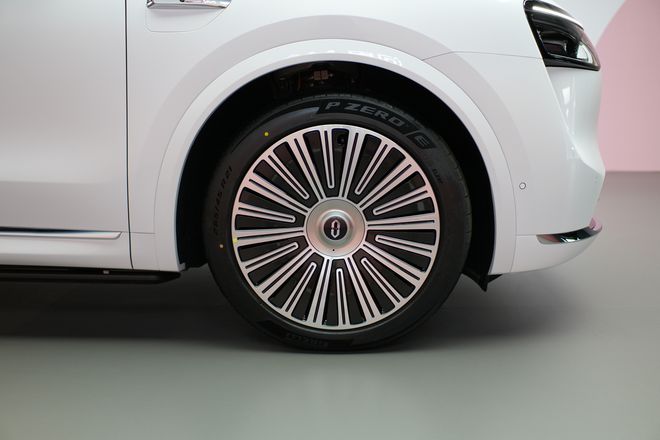 双零重力座椅+ADS3.3智驾 问界M8上市售35.98万起10