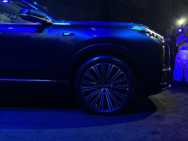 吉利银河M9登陆米兰 重新定义AI科技大六座旗舰SUV15