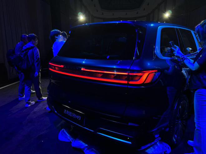 吉利银河M9登陆米兰 重新定义AI科技大六座旗舰SUV6