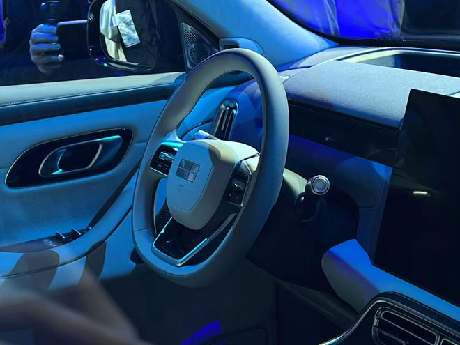 吉利银河M9登陆米兰 重新定义AI科技大六座旗舰SUV14