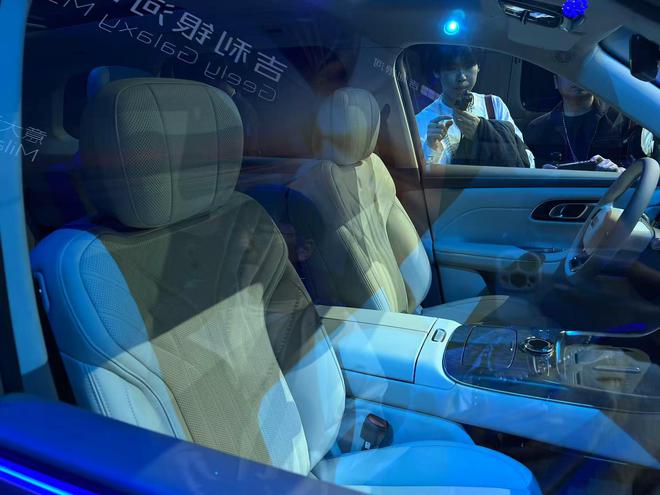 吉利银河M9登陆米兰 重新定义AI科技大六座旗舰SUV11