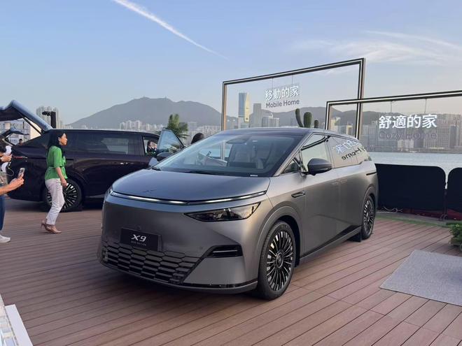 图灵AI智驾/主动后轮转向 2025款小鹏X9售35.98万起3