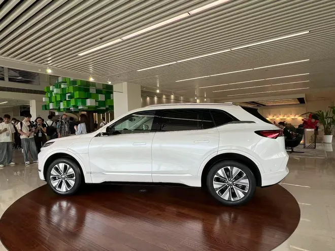 搭奥特能2.0平台 新别克纯电E5一口价14.99万起5