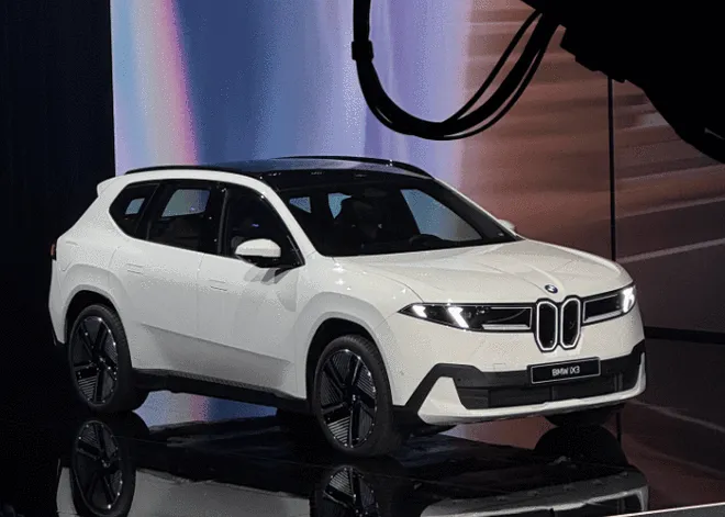 首创视平线全景显示/中国版深度本土化 新世代BMW iX3发布