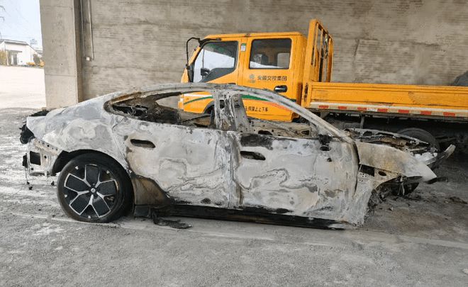 小米SU7高速碰撞爆燃情况 碰撞前NOA为开启状态 碰撞时速97km/h