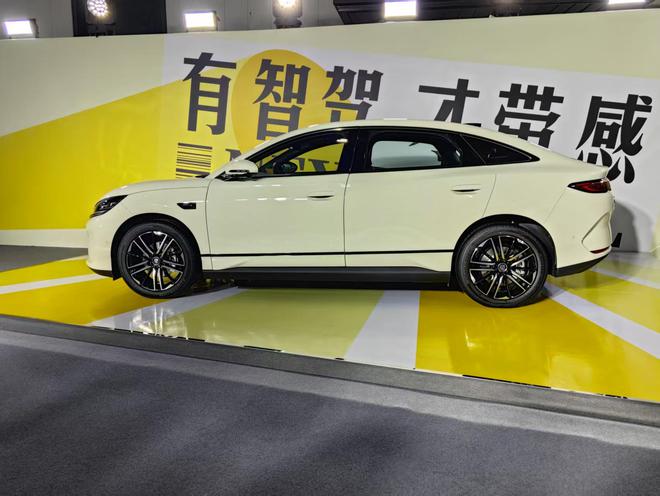高阶智驾+后驱操控双王炸 比亚迪秦L EV售价11.98万元起5
