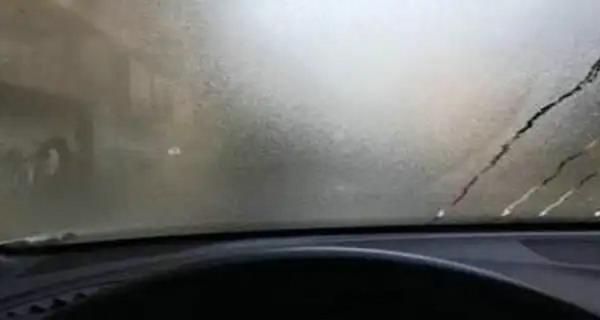 车前窗内有雾气怎么处理