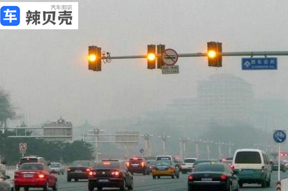红绿灯黄灯亮了过去算闯红灯么