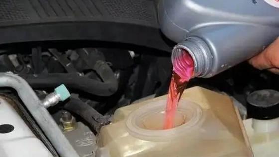 发动机水箱漏水怎么修