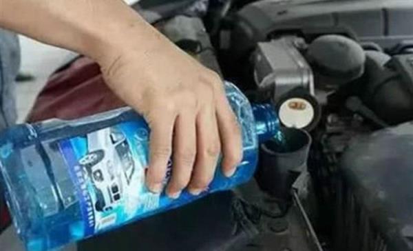 洗车店加玻璃水要钱吗