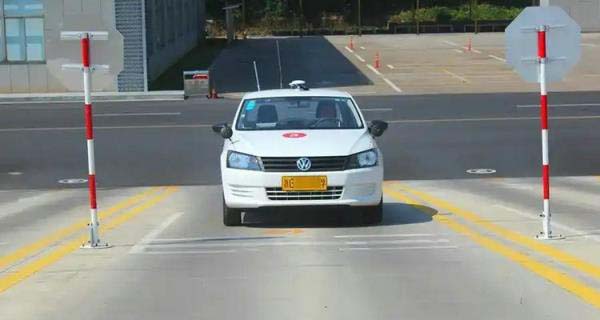 科二坡起怎么避免熄火溜车