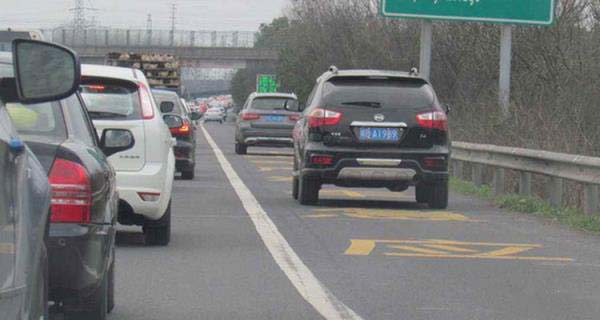 高速公路占用应急车道扣几分